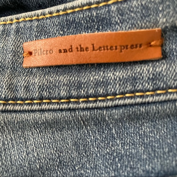 Pilcro And The Letterman Script Jeans. Size 28 - Picture 6 of 6